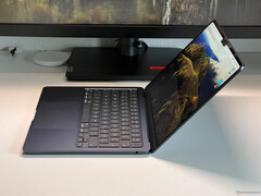 The MacBook Air 13 M3 weighs 1.237 kg (2.73 lbs). (Image source: Notebookcheck)