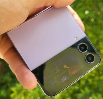 Samsung Galaxy Z Flip4 5G Smartphone Review