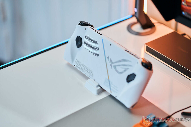 The back of the ROG Ally has additional customisable paddles. (Image source: Notebookcheck)
