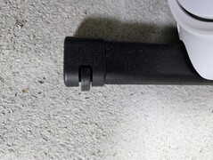 The mini trainer is easy to maneuver thanks to the rollers on the crossbar