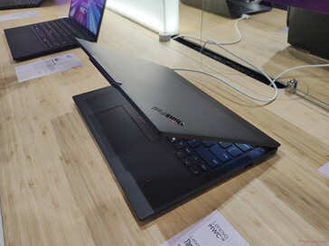 Lenovo ThinkPad X13 Gen 6: flat screen cover (image source: Benjamin Herzig/Notebookcheck.com)