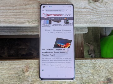 Oppo Find X3 Neo in outdoor use