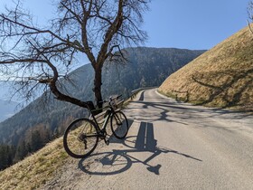 Thanks to electric support, mountain stages pose little issue. The heart rate monitor is better left off, however, and the controls set to manual.