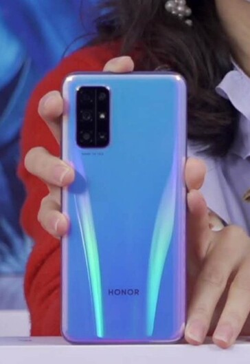 Honor 30S pictured in real life. (Image Source: Weibo)