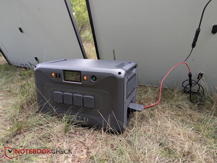 Solar panel via one of the two XT60 inputs