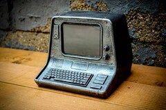 Raspberry Pi: Turn the popular single-board computer in a Fallout 4 desk terminal. (Image source: Power Up Props)