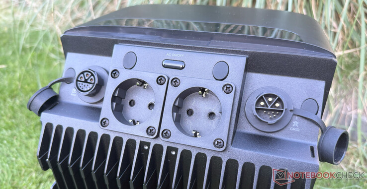 Connections at EcoFlow Stream Ultra: Two sockets, mains connection and internal connection