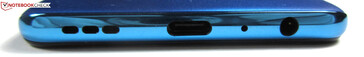 Bottom: Speaker, USB-C 2.0, microphone, 3.5 mm audio jack