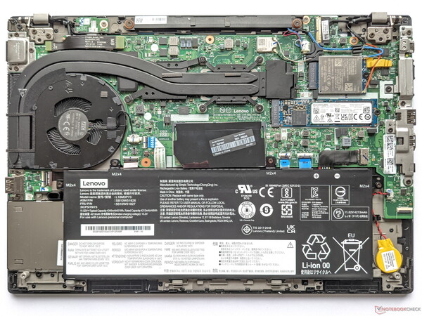 Internal view of the Lenovo ThinkPad P14s, which has partly soldered memory (Image: Notebookcheck)