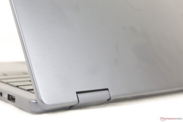 Fingerprints accumulate quickly on the smooth metal chassis. 50% of the chassis consists of recycled aluminum to reduce waste
