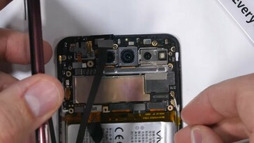 The Vivo NEX Dual Display teardown (Image source: JerryRigEverything)