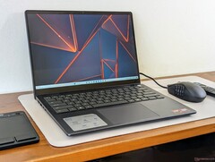 The Dell Inspiron 14 7445 2-in-1 features user-upgradable RAM and storage (Image source: Allen Ngo/Notebookcheck)