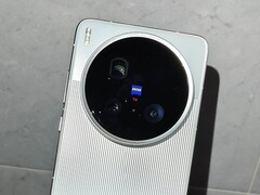 The hands-on video shows the Vivo X200 Ultra including its big Zeiss camera (Image source: Little Red Book, Weibo)