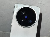 The hands-on video shows the Vivo X200 Ultra including its big Zeiss camera (Image source: Little Red Book, Weibo)