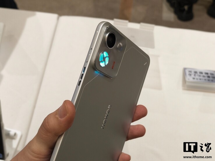 Side profile of the Honor Win Tablet.