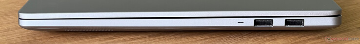 Right: 2x USB-A 3.2 Gen 1 (5 Gbit/s)