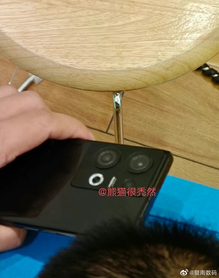 These hands-on images are allegedly of a Reno9-series device, not a OnePlus 10 Pro. (Source: Jinan Digital x Bald Panda via Weibo)