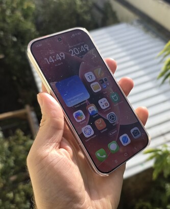 Xiaomi 17 HyperOS 3 smartphone review