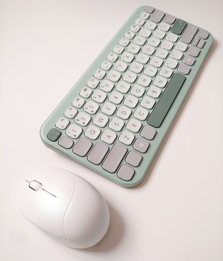 Asus brings a relaxed feel to work with the Fragrance mouse and Marshmallow keyboard. (Image source: Notebookcheck)