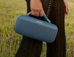 The flexible handle gives the Bose SoundLink Max a handbag-like appearance (Image Source: Bose)