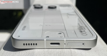 Bottom: Speaker, USB-C 2.0, microphone, dual SIM