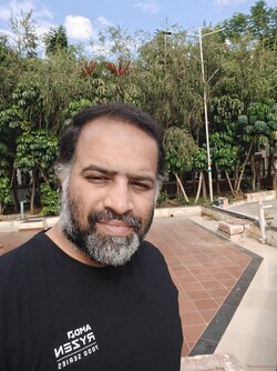 16 MP selfie in Photo mode
