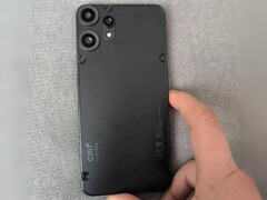 Other Redditors have commented that the phone might be a tad smaller than it&#039;s predecessor (Image source: PanickCat via Reddit)