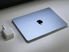 The entry-level MacBook Air 13 is on sale for its lowest-ever price over at Amazon. (Image source: Notebookcheck)