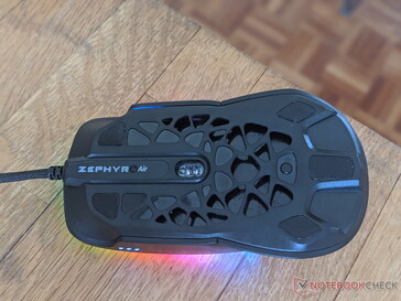 A look at the underside of the Zephyr Gaming Mouse. (Image source: Notebookcheck)