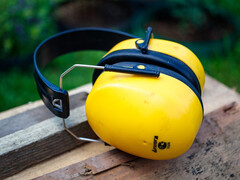 Not just for the ears. A fabric makes entire rooms quiet. (Image: pixabay/Alexei_other)