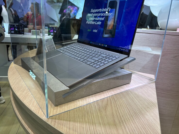 Acer Swift 16 AI from the left side. (Image source: Notebookcheck)