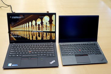ThinkPad X1 Carbon 2017 (left) and ThinkPad X1 Carbon prototype (right) (picture-source: pc.watch.impress.co.jp)