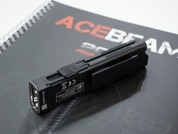The Acebeam UC25 has a USB port and belt clip (Image source: Andreas Sebayang/Notebookcheck.com)