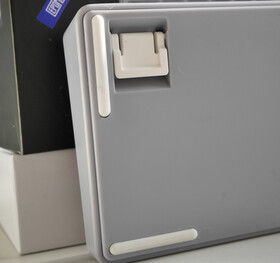 The rubberised feet on the bottom of the keyboard help is stay put on most surfaces but they also pick up dust fairly quickly. (Image source: Julian van der Merwe / Notebookcheck)