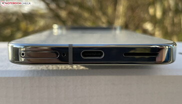 Bottom: dual SIM, microphone, USB-C 3.2 Gen 1, speaker