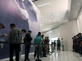 A queue outside of Huawei flagship store in China (Image source: Reuters)