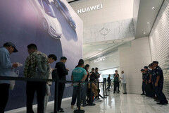 A queue outside of Huawei flagship store in China (Image source: Reuters)