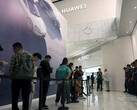 A queue outside of Huawei flagship store in China (Image source: Reuters)