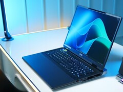 The MSI Titan 18 HX A14VIG is quite heavy at 3.632 kg (8.01 lbs.). (Image source: Alex Waetzel for NotebookcheckReviews on YouTube)