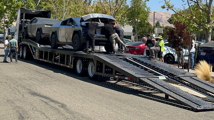 The Cybertruck's frunk seems rather wide