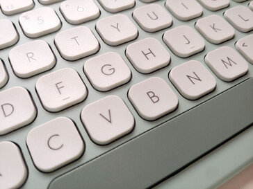 Key dimples, lettering, and texture close-up. (Image source: Notebookcheck)