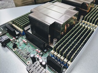 Intel's 9200WK 2U system with 2 dual-socket blades (Source: STH)