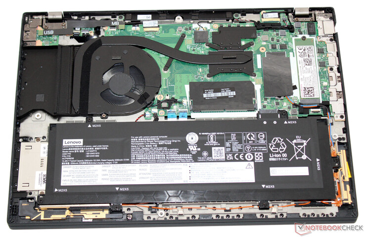 Internal view of the Lenovo ThinkPad T16 Gen 2 (Image: Sascha Mölck)