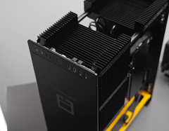 The MonsterLabo Beast case has ~50% of its volume filled with heatsinks and heatpipes. (Image Source: Optimum Tech)