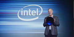 Intel's Stacy Smith shows off a 10nm 'Cannon Lake' wafer. (Source: Intel)