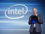 Intel's Stacy Smith shows off a 10nm 'Cannon Lake' wafer. (Source: Intel)