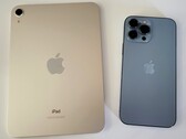 The iPad mini and iPhone 13 Pro Max both feature an A15 Bionic SoC, but they differ slightly. (Image: Sanjiv Sathiah/Notebookcheck)