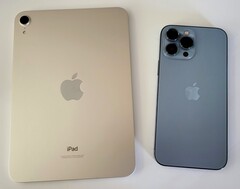 The iPad mini and iPhone 13 Pro Max both feature an A15 Bionic SoC, but they differ slightly. (Image: Sanjiv Sathiah/Notebookcheck)