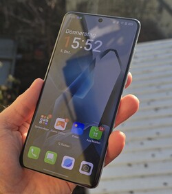The OnePlus 13 is one of the better smartphones around (Image source: Daniel Schmidt / Notebookcheck)