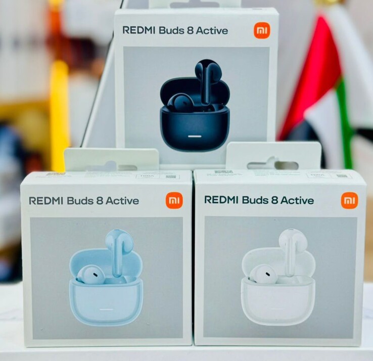 Boxes showing the color options of the Buds 8 Active